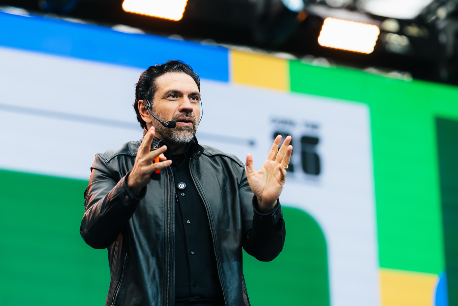 Flávio Batista no palco de um evento da FB Consult